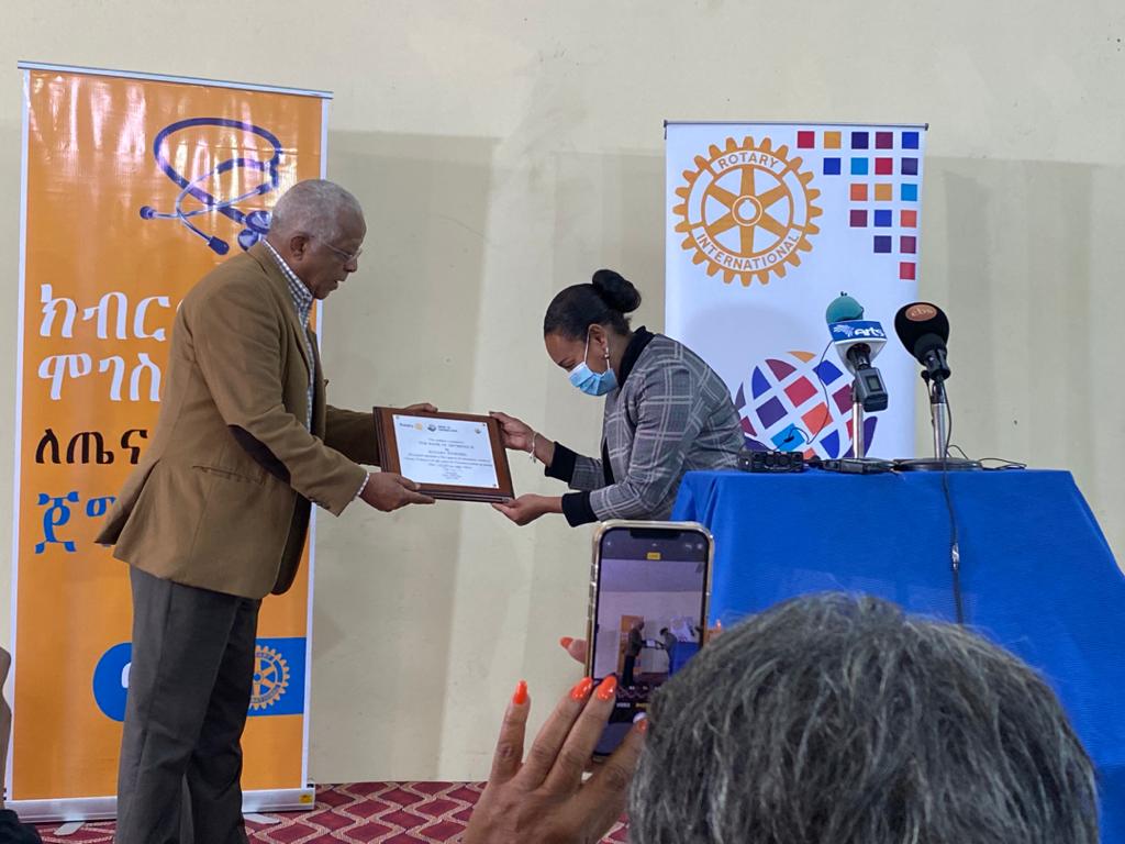 PDG Teshome Kebede presents a plaque of appreciation to BOA Marketing Manager Elsabet Worku